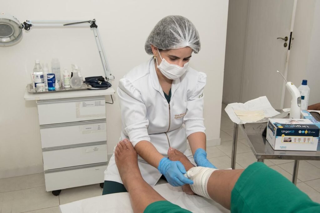 Profissional da Care realizando curativo especializado